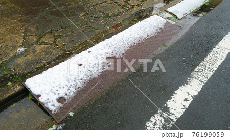 雪が降ったあとの街の風景 76199059