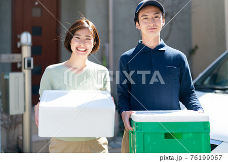 荷物を受け取る女性 76199067