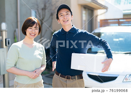 荷物を受け取る女性 76199068