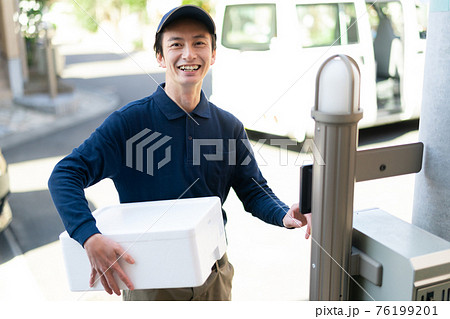 荷物を配達するスタッフ 荷物を配達するスタッフ 76199201
