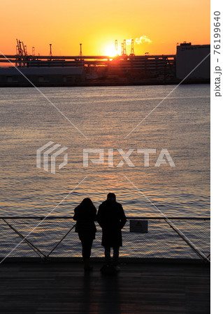 横浜の日の出（1月）　撮影場所：大さん橋（神奈川県横浜市） 76199640