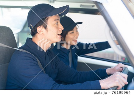 トラックを運転するスタッフ 76199964
