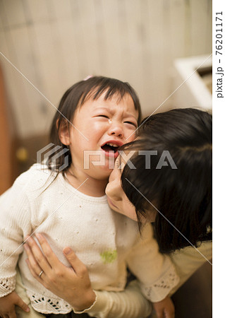 子供をあやす母親 子供をあやす母親 76201171