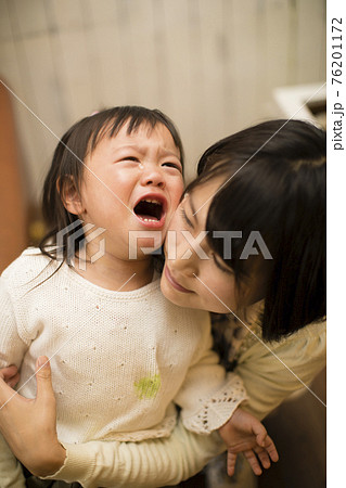 子供をあやす母親 子供をあやす母親 76201172
