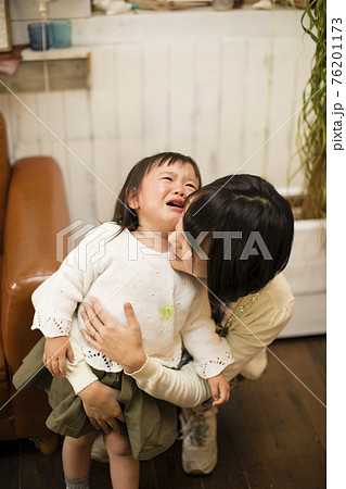子供をあやす母親 子供をあやす母親 76201173