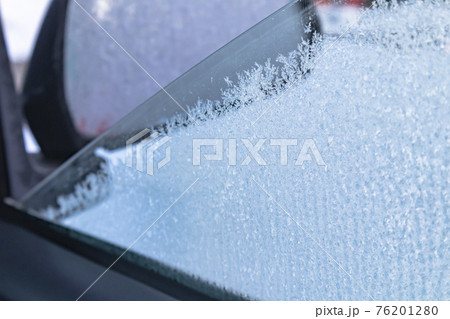 車のフロントガラスに霜が降りた寒い日の朝 76201280