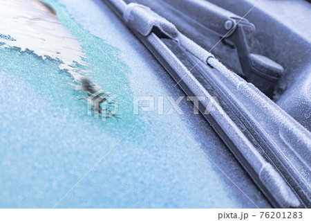 車のフロントガラスに霜が降りた寒い日の朝 76201283