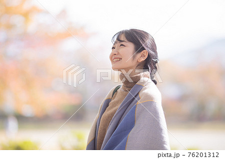秋・冬を感じる女性 秋・冬を感じる女性 76201312