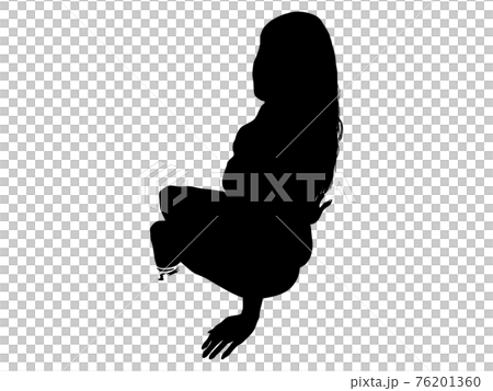 坐在水邊,抬頭看著你的泳裝女人的剪影 坐在水邊,抬頭看著你的泳裝女人的剪影 76201360