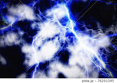 不気味な雲と青い稲妻 76201395