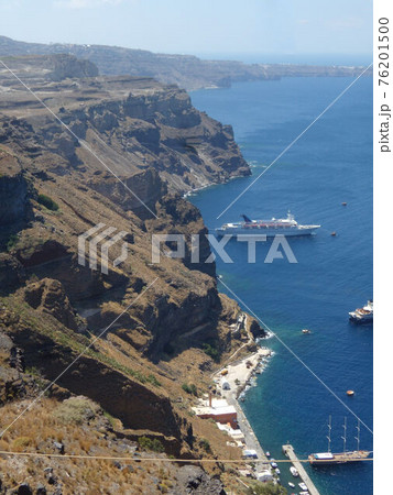 サントリーニ島、フィラよりエーゲ海と港を望む 76201500