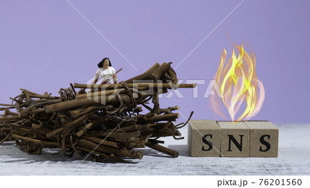 SNSの炎上と周囲からのつるし上げ 76201560