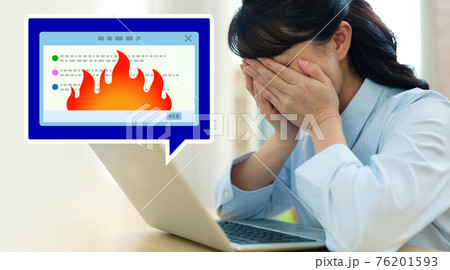 ネット炎上で困る女性イメージ ネット炎上で困る女性イメージ 76201593
