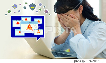パソコンがウイルスに感染してしまった女性のイメージ 76201596