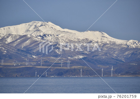 春の北海道せたな町北桧山区鵜泊から残雪の狩場山と風力発電の風車の風景を撮影 春の北海道せたな町北桧山区鵜泊から残雪の狩場山と風力発電の風車の風景を撮影 76201759