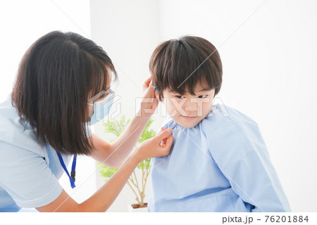 耳の診察を受ける男の子 耳の診察を受ける男の子 76201884