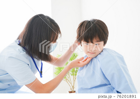 耳の診察を受ける男の子 耳の診察を受ける男の子 76201891