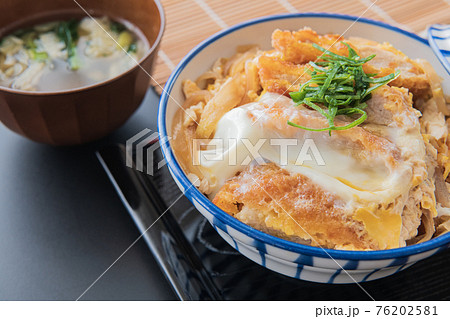 カツ丼 どんぶり 黒背景 クローズアップイメージ素材 カツ丼 どんぶり 黒背景 クローズアップイメージ素材 76202581