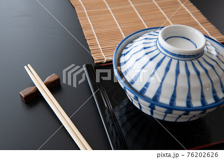カツ丼 どんぶり 黒背景 クローズアップイメージ素材 カツ丼 どんぶり 黒背景 クローズアップイメージ素材 76202626