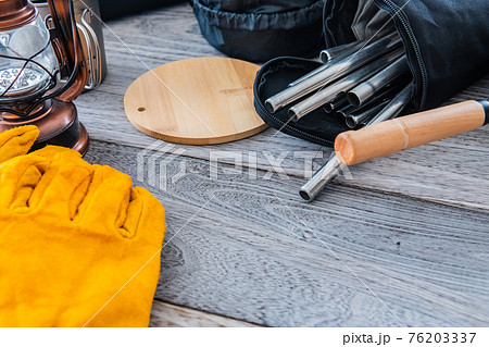 キャンプ道具 アウトドア用品 クローズアップ木目テーブル背景素材 76203337