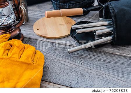 キャンプ道具 アウトドア用品 クローズアップ木目テーブル背景素材 76203338