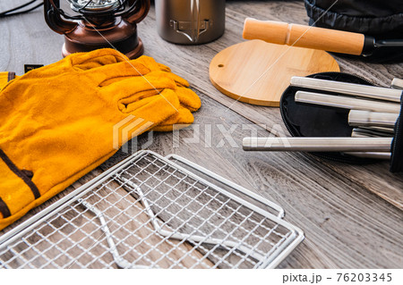 キャンプ道具 アウトドア用品 クローズアップ木目テーブル背景素材 76203345