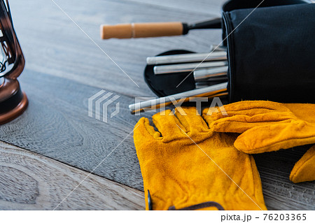 キャンプ道具 アウトドア用品 クローズアップ木目テーブル背景素材 76203365