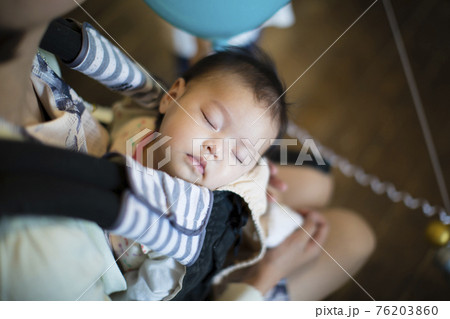 眠る赤ちゃん 眠る赤ちゃん 76203860