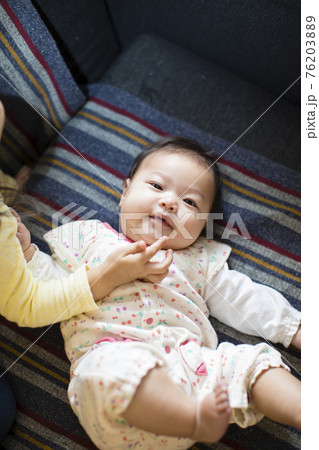 子守りをする女の子 子守りをする女の子 76203889