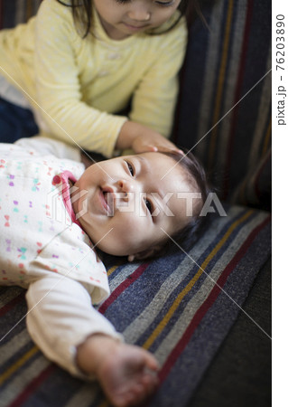 子守りをする女の子 子守りをする女の子 76203890