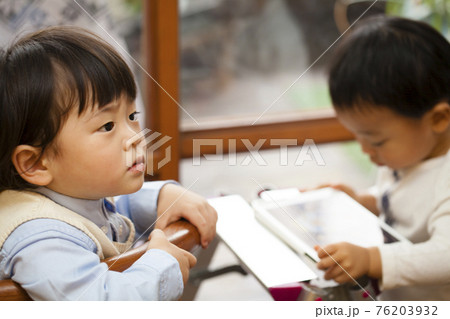 室内で遊ぶ男の子 76203932