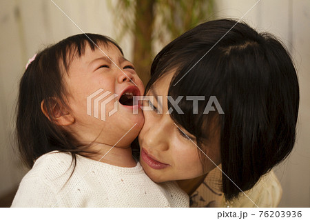 子供をあやす母親 76203936