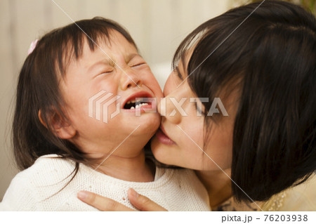 子供をあやす母親 子供をあやす母親 76203938