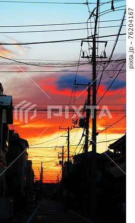 市街地の夕焼けの風景 市街地の夕焼けの風景 76204167