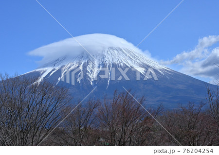 田貫湖の富士　雲が飛ぶ　 76204254