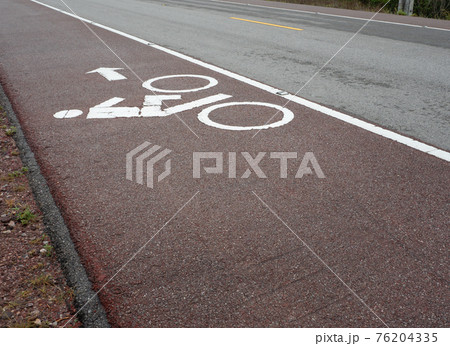 Signs on the road surface for bicycle paths on suburban roads. 76204335