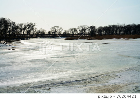 雪どけ待つ春別川の風景　北海道 76204421