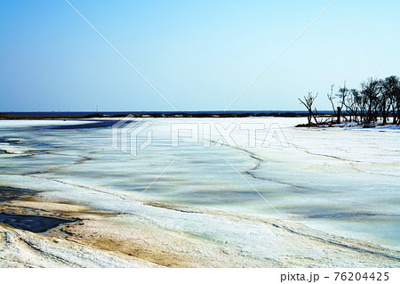 雪どけ待つ春別川と根室湾の風景　北海道 76204425
