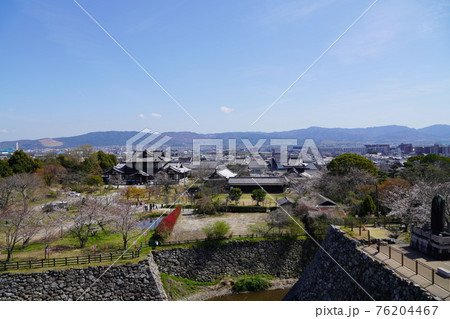 奈良　大和郡山市　郡山城　追手門等の城内と大和郡山市街（天守台から、春） 76204467