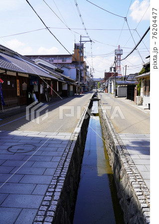 奈良　大和郡山市　箱本館「紺屋」と水路（城下町、春） 76204477