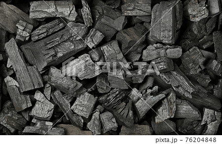 Background texture of many black charcoal pieces 76204848