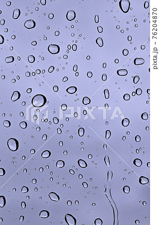 車のフロントガラスについた雨 76204870