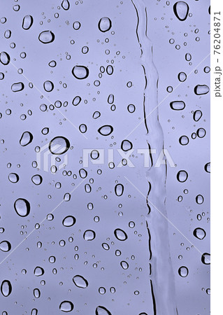 車のフロントガラスについた雨 76204871