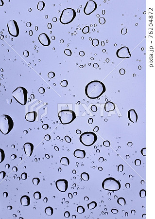 車のフロントガラスについた雨 76204872