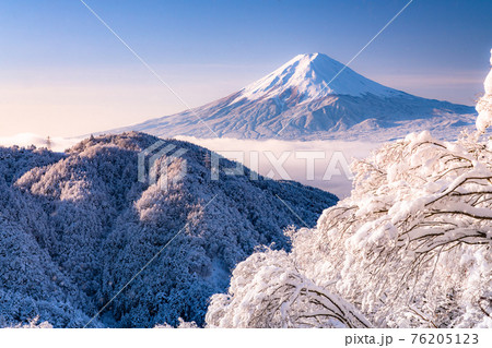 《山梨県》富士山と樹氷・日本の冬景色 《山梨県》富士山と樹氷・日本の冬景色 76205123