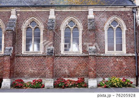 ヨーロッパにあるレンガ造りの古い教会の写真素材 76205928 Pixta