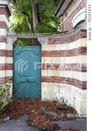 ヨーロッパ古民家の裏木戸の写真素材