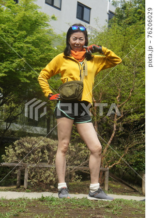 ストレッチする長身女性 ストレッチする長身女性 76206029