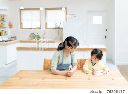 リビングで勉強をする子供とママ リビングで勉強をする子供とママ 76206137