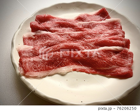 白皿にのった霜降り国産和牛（生肉）　写真素材 76206250